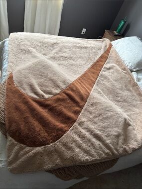 Nike Plush Two-Tone Tan & Brown Fleece Throw Blanket